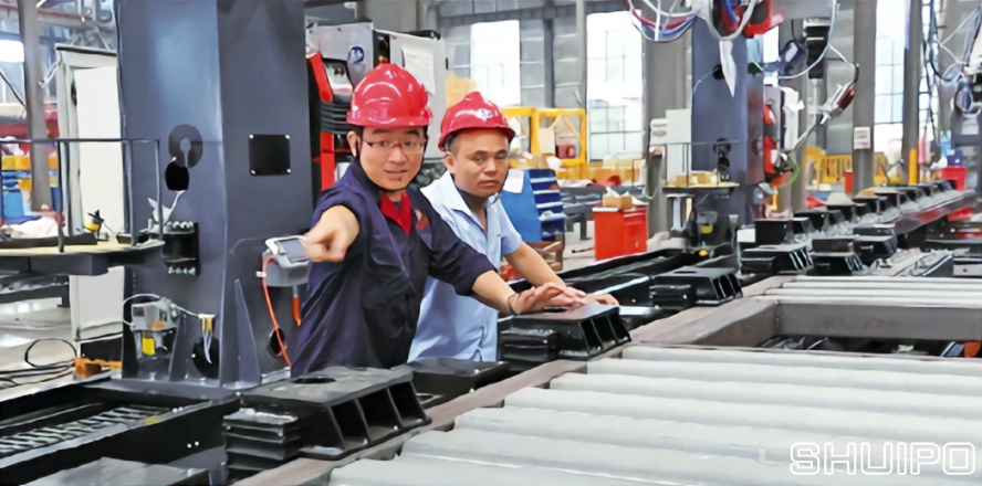 工程師在進行生產線的自動化調試